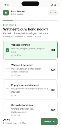 Online boekingspagina van een trimsalon in Trim Slimmer: klant kiest behandelingen op een telefoon